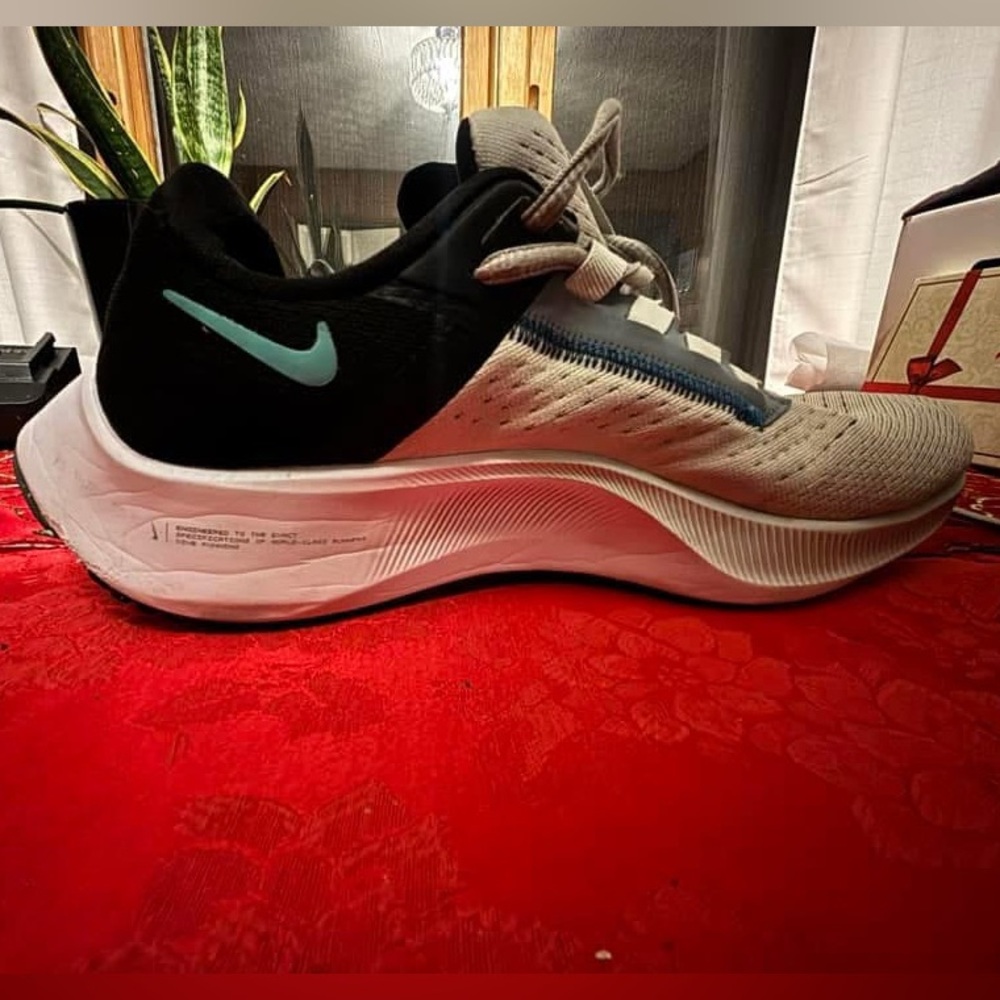 Women’s Nike, Size 8